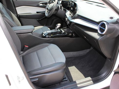 Used 2025 Chevrolet Trax LT FWD image 7