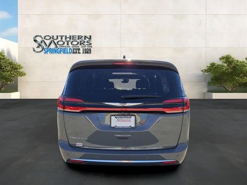 Used 2025 Chrysler Pacifica Select FWD image 4