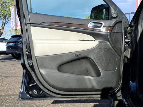 Used 2018 Jeep Grand Cherokee Limited image 18