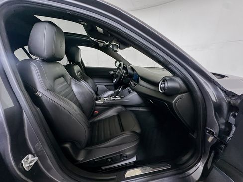 Used 2022 Alfa Romeo Giulia Veloce RWD image 31