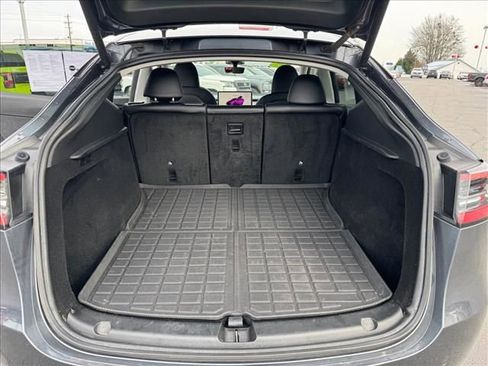 Used 2022 Tesla Model Y Long Range image 11