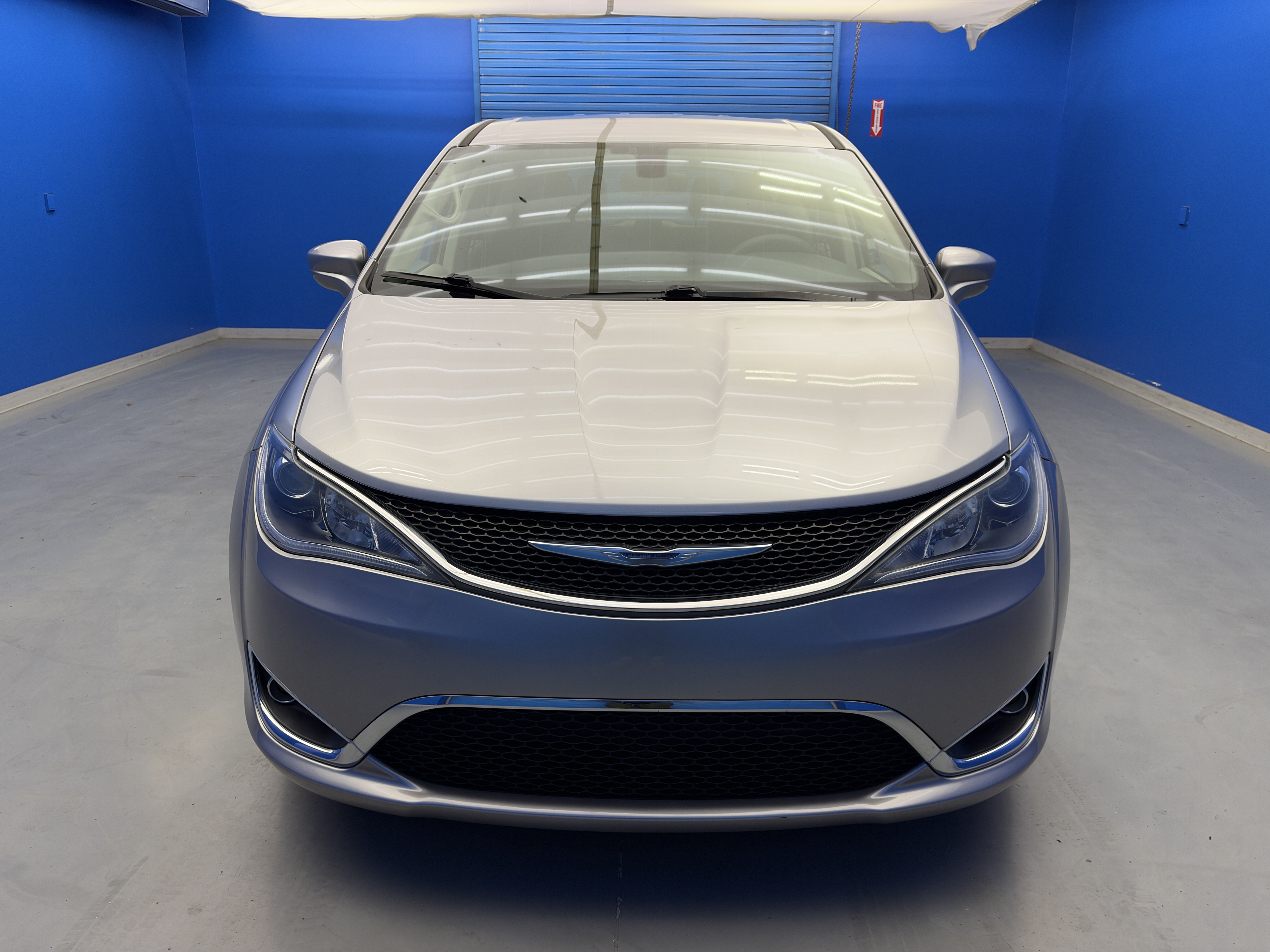 Used 2018 Chrysler Pacifica Touring Plus w/ Tire & Wheel Group FWD image 3