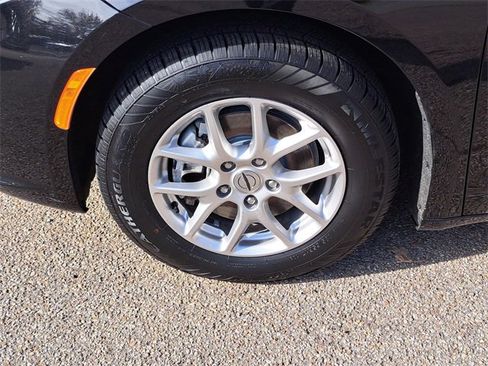 Used 2024 Chrysler Pacifica Touring-L image 9