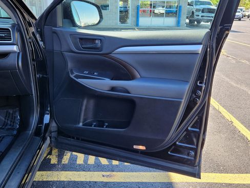 Used 2019 Toyota Highlander LE FWD image 37