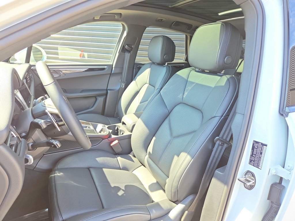 Certified 2026 Porsche Macan AWD/4WD image 3