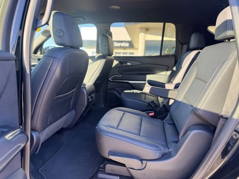 Used 2025 Chevrolet Traverse LT image 10