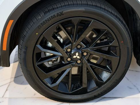 Used 2023 Mitsubishi Outlander SE Black Edition FWD image 5