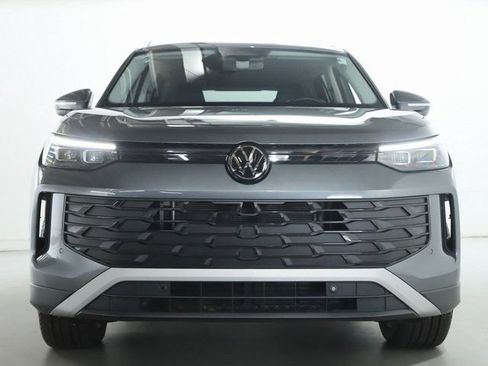 Certified 2025 Volkswagen Tiguan SE AWD/4WD image 5