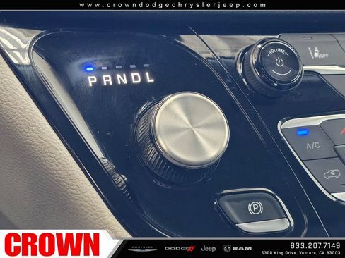 Used 2024 Chrysler Pacifica Limited FWD image 28