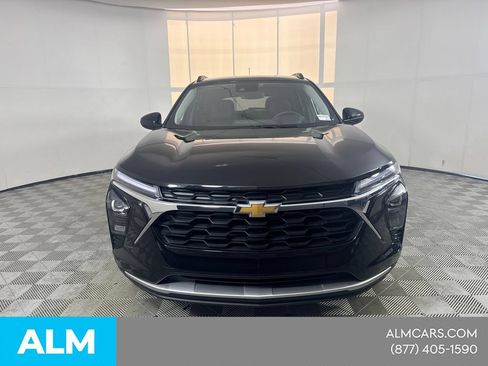 Used 2025 Chevrolet Trax LT w/ LT Convenience Package FWD image 2
