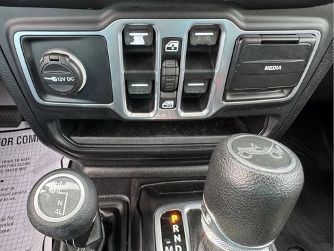 Used 2018 Jeep Wrangler Unlimited Sahara w/ Dual Top Group AWD/4WD image 21