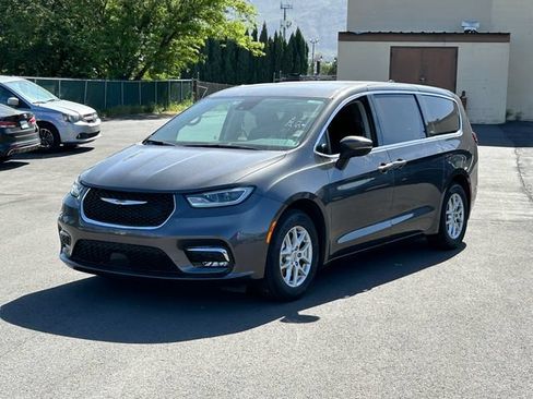 Used 2023 Chrysler Pacifica Touring-L FWD image 8