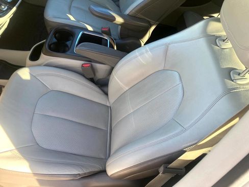 Used 2019 Chrysler Pacifica Touring-L Plus w/ Advanced Safetytec Group image 9