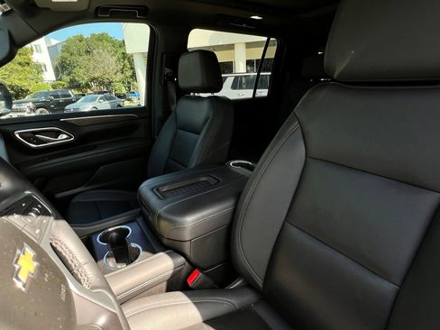 Used 2023 Chevrolet Suburban LT w/ Luxury Package RWD image 21