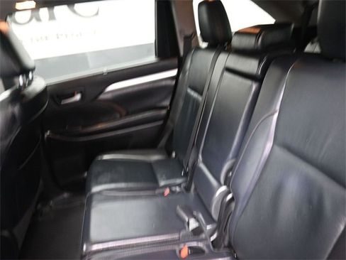 Used 2019 Toyota Highlander XLE image 21