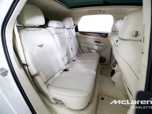 Used 2023 Bentley Bentayga Plug-In Hybrid image 23