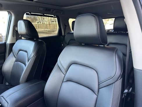 Certified 2025 Nissan Pathfinder SL w/ SL Premium Package image 24