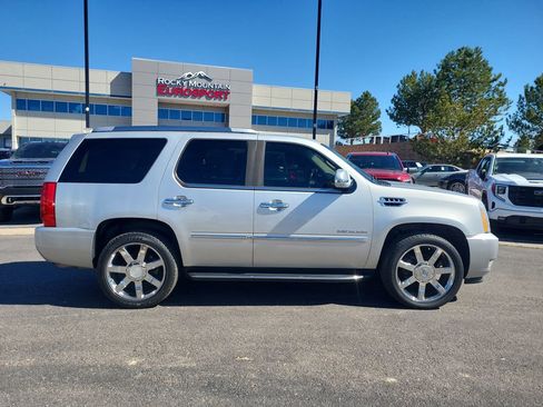 Used 2010 Cadillac Escalade Luxury image 2