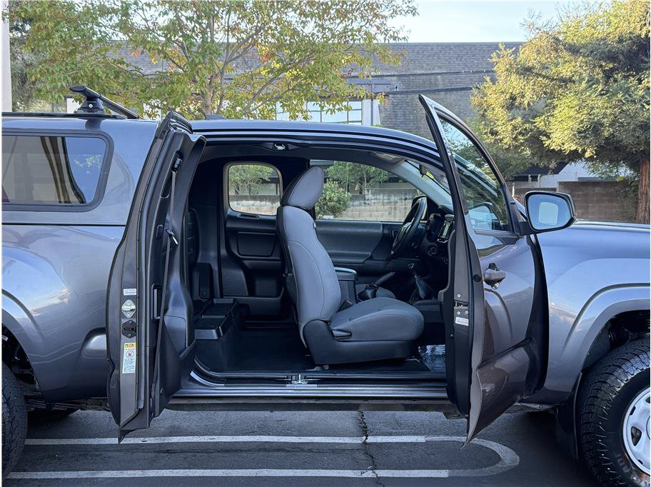 Used 2017 Toyota Tacoma SR AWD/4WD image 31