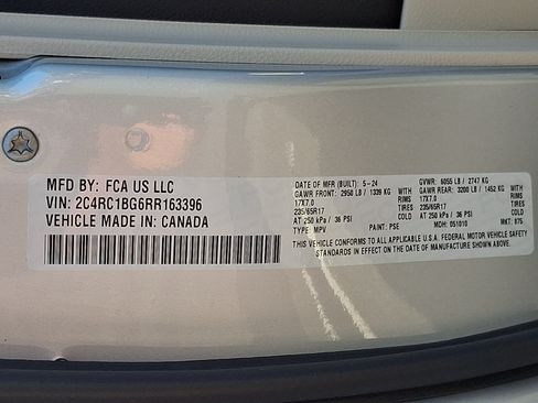 Used 2024 Chrysler Pacifica Touring-L FWD image 30