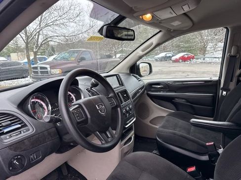 Used 2019 Dodge Grand Caravan SE w/ UConnect Hands-Free Group image 5