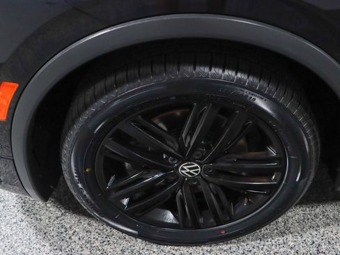 Used 2022 Volkswagen Tiguan SE R-Line image 11
