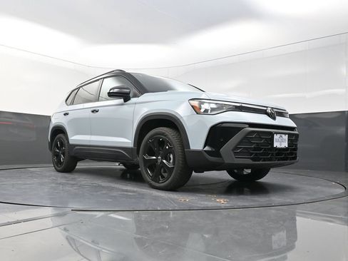 New 2026 Volkswagen Taos SE image 19