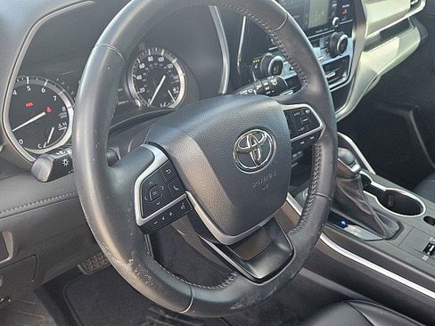 Used 2022 Toyota Highlander XLE image 19