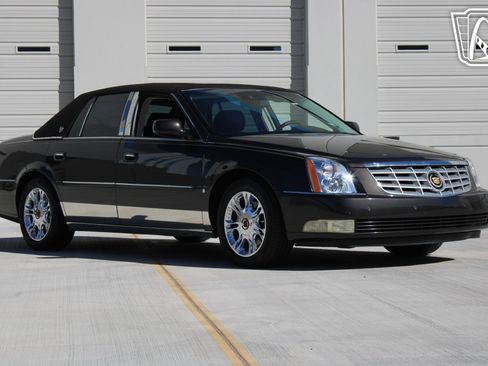 Used 2008 Cadillac DTS Performance w/ Platinum Edition image 3