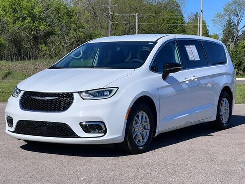 Used 2024 Chrysler Pacifica Touring-L FWD image 40