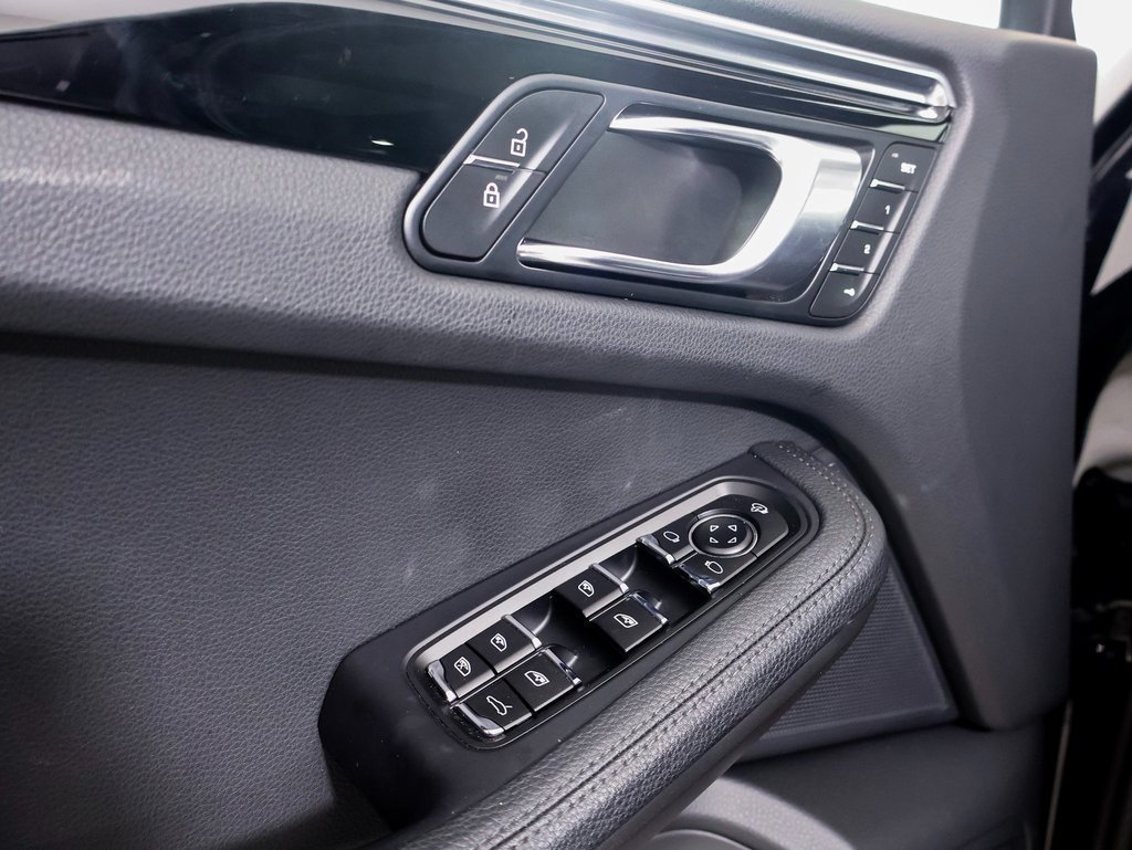 Certified 2025 Porsche Macan AWD/4WD image 20