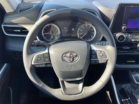Certified 2024 Toyota Highlander XLE image 18