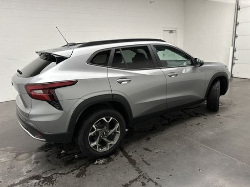 Used 2025 Chevrolet Trax LT w/ LT Convenience Package image 8