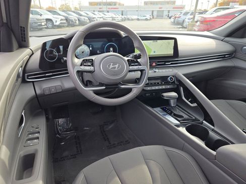 Used 2025 Hyundai Elantra SEL FWD image 20