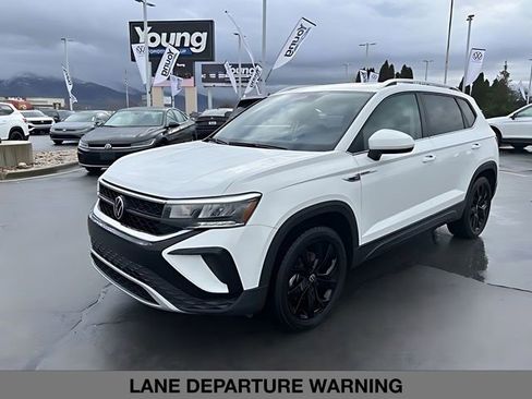 Used 2023 Volkswagen Taos SE w/ Panoramic Sunroof Package image 5