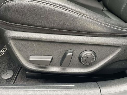 Used 2023 Genesis G70 2.0T image 14