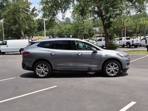 Used 2018 Buick Enclave Avenir w/ Avenir Technology Package FWD image 11