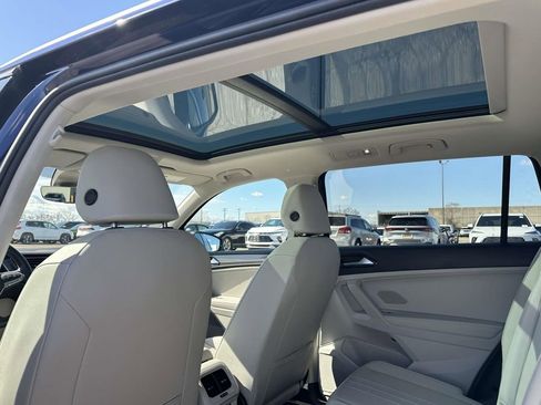 Used 2023 Volkswagen Tiguan SE w/ Panoramic Sunroof Package image 18