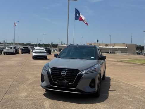 Used 2024 Nissan Kicks SR w/ SR Premium Package FWD image 7
