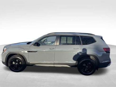 Certified 2025 Volkswagen Atlas Peak Edition SE image 9