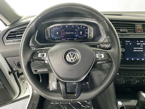Used 2020 Volkswagen Tiguan SE image 11