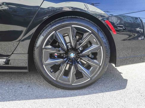 Used 2025 BMW 750e xDrive w/ Premium Package AWD/4WD image 8