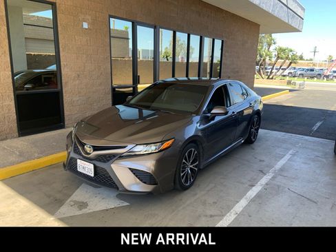 Used 2020 Toyota Camry SE w/ Carpet Mat Package FWD image 1