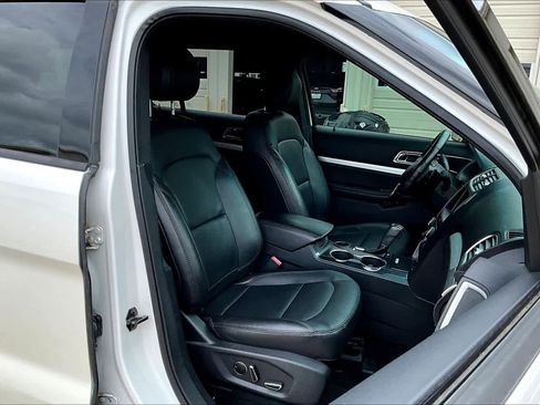 Used 2016 Ford Explorer XLT w/ Equipment Group 202A FWD image 9