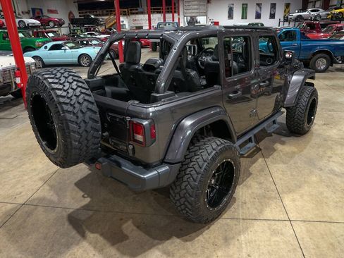 Used 2019 Jeep Wrangler Unlimited Sahara w/ Uconnect 4C Nav & Sound Group AWD/4WD image 17