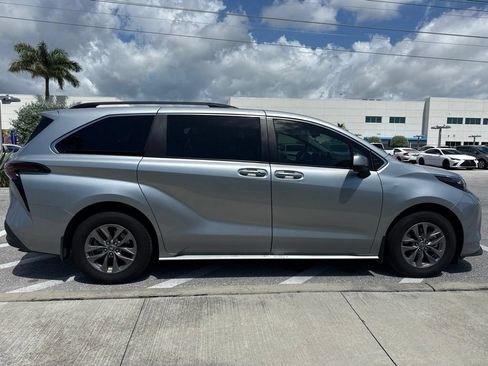Used 2025 Toyota Sienna XLE FWD image 4