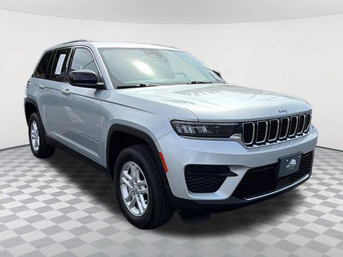 Used 2023 Jeep Grand Cherokee Laredo RWD image 3