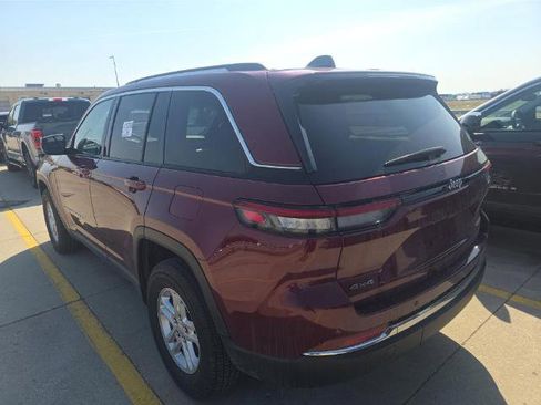 Used 2023 Jeep Grand Cherokee Laredo image 4