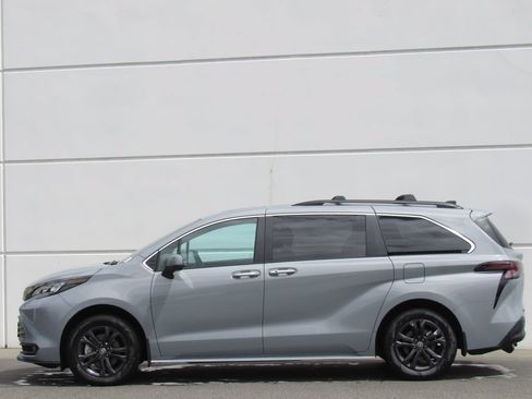 Certified 2024 Toyota Sienna XLE Woodland Edition AWD/4WD image 4