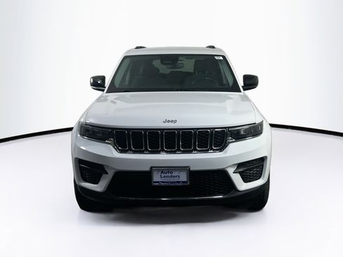 Used 2023 Jeep Grand Cherokee Laredo w/ Luxury Tech Group I AWD/4WD image 2